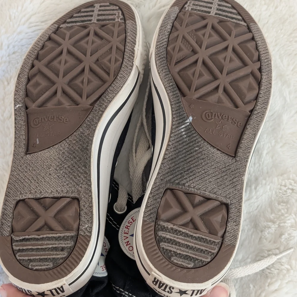 Great Condition: Converse Chuck Taylor All Star Women 6/Men 4